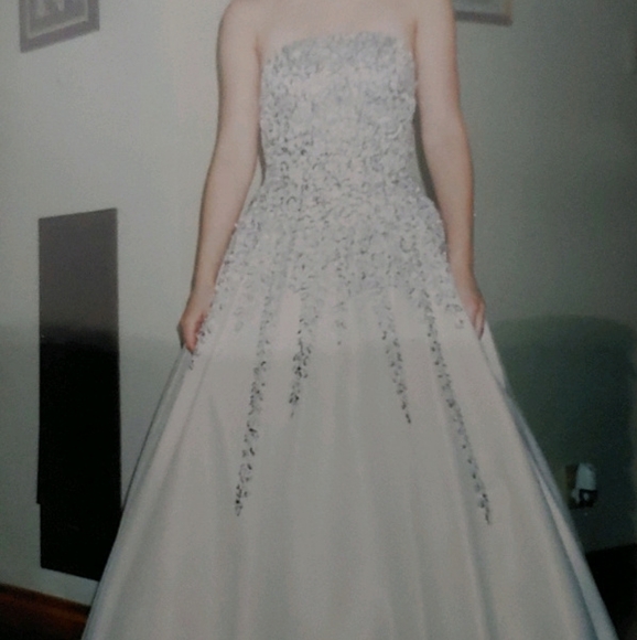 White Strapless Prom/Wedding Dress w/Silver Filigree SZ2 Altered - Picture 9 of 10